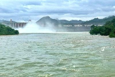 Ứng phó mưa lớn, Thủy điện Tuyên Quang mở cửa xả đáy