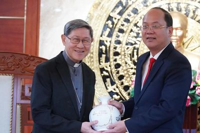Đức Hồng y Luis Antonio Gokim Tagle gặp lãnh đạo Cà Mau trước lễ tuyên phong chân phước linh mục Trương Bửu Diệp
