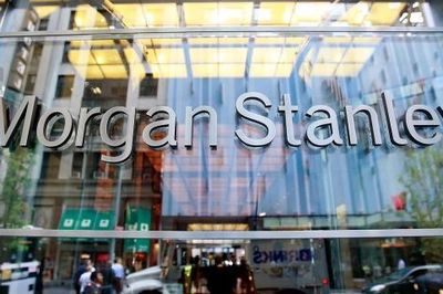Morgan Stanley hạ mạnh dự báo giá dầu, nhận định dư cung trở lại