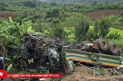 Xe tải lật ngửa, bẹp dúm sau khi lao xuống cầu ở độ cao 15m