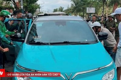 Nam tài xế taxi đột quỵ trong xe khi đợi khách