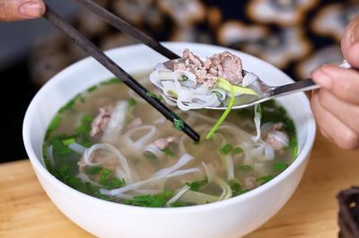 Giá xăng dầu giảm mạnh 37-51%, hàng phở 'xin tăng 5.000 đồng' rồi neo mãi ở đỉnh