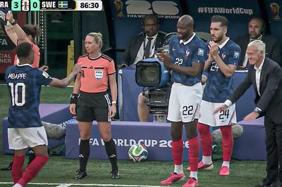 HLV Deschamps thán phục Mbappe sau trận thắng to Thụy Điển