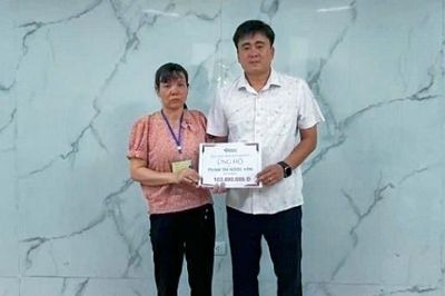 Trao hơn 103 triệu đồng tới gia đình bé Phạm Thị Ngọc Vân mắc ung thư não