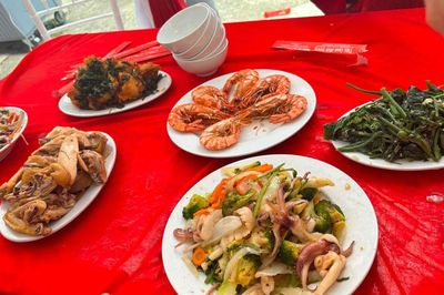 Các con mâu thuẫn trong ngày giỗ cha vì chuyện ăn cỗ lấy phần