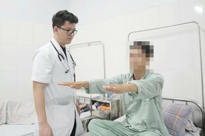 Bóng đập vào cổ, nam thanh niên đột quỵ nguy kịch