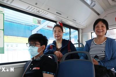 Thành phố Hồ Chí Minh: Người dân hào hứng trong ngày đầu miễn vé xe buýt
