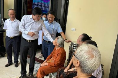Lãnh đạo Sở Y tế Hà Nội kiểm tra ngày đầu khám sàng lọc miễn phí cho người dân