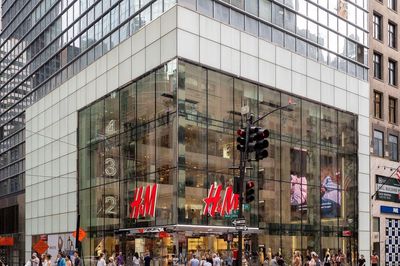 Hãng thời trang H&M đóng cả trăm cửa hàng trên toàn thế giới