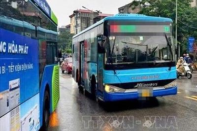 Hà Nội làm rõ thông tin vụ nhân viên xe buýt đòi đuổi khách xuống xe