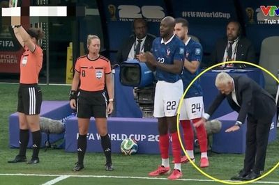 Khoảnh khắc HLV tuyển Pháp 'bái phục' Mbappe gây sốt cõi mạng