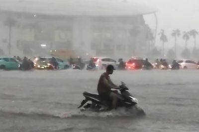 Chiều tối nay (1/7), Hà Nội lại hứng mưa dông dồn dập, nguy cơ ngập úng