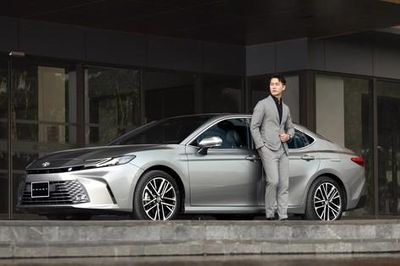 Toyota Camry hybrid giảm giá 140 triệu đồng