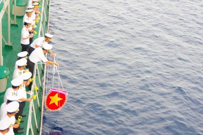 Xúc động lễ tưởng niệm các Anh hùng liệt sĩ giữa trùng khơi