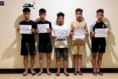 Khởi tố 4 'quái xế' mang hung khí gây rối trên phố Hà Nội