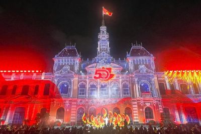 Trụ sở UBND TPHCM lung linh sắc màu với công nghệ 3D Mapping