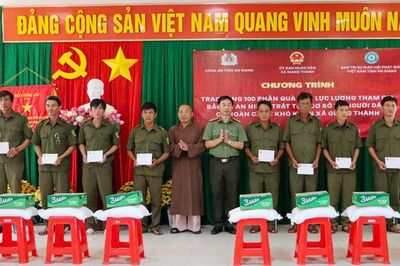 Công an tỉnh An Giang tặng quà lực lượng bảo vệ an ninh, trật tự ở cơ sở và người dân có hoàn cảnh khó khăn