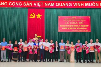 Xã Đức Cơ công bố nghị quyết và các quyết định về tổ chức bộ máy, nhân sự thôn, làng
