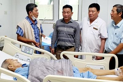 BHXH tỉnh Gia Lai tặng quà cho bệnh nhân có hoàn cảnh khó khăn