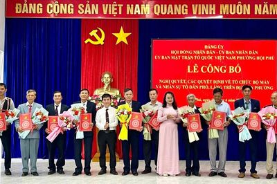 Phường Hội Phú công bố các nghị quyết, quyết định về tổ chức bộ máy và nhân sự tổ dân phố, làng
