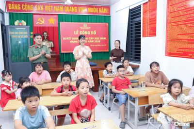 Khi công an xã mở lớp tiếng Anh miễn phí