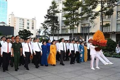 Đoàn đại biểu Thành phố Hồ Chí Minh dâng hoa tưởng nhớ Chủ tịch Hồ Chí Minh