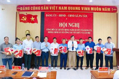 Xã Pa Tần công bố các quyết định, nghị quyết về công tác tổ chức và cán bộ