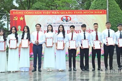 Ươm 'hạt giống đỏ' từ mái trường