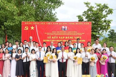 Đảng bộ phường Cam Đường kết nạp 26 đảng viên mới