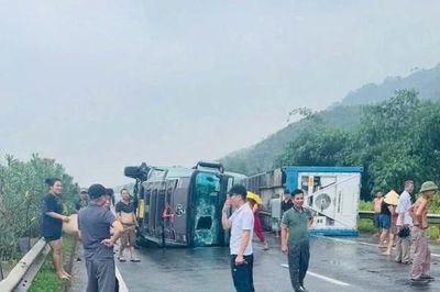 Xe container mất lái trên cao tốc Nội Bài - Lào Cai