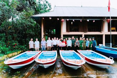 Cụm Thủy điện Sông Lô trao tặng xuồng cứu hộ cho xã Việt Lâm