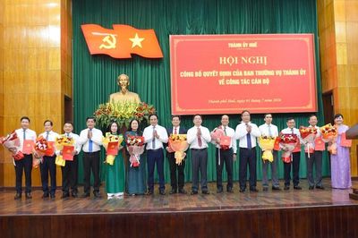 Công bố, trao quyết định của Ban Thường vụ Thành ủy, Chủ tịch UBND thành phố Huế về công tác cán bộ