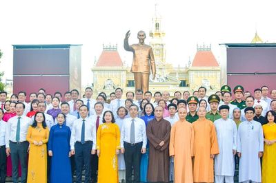 Lãnh đạo TP.HCM dâng hoa tưởng niệm Chủ tịch Hồ Chí Minh nhân kỷ niệm 50 năm Ngày Thành phố mang tên Bác