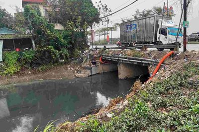 Hà Nội quyết tâm 'trị' ô nhiễm nước sông Cầu Bây