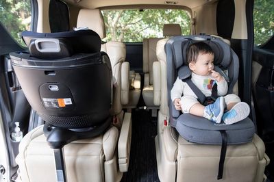 Ghế trẻ em trên ô tô: Thế giới quản lý ra sao?