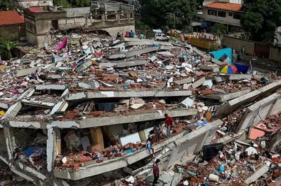 Chạy đua với thời gian tìm 'phép màu' sau động đất Venezuela