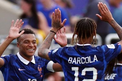 Lập kỷ lục, Mbappé bắt kịp Messi