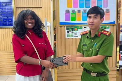 Nữ du khách Pháp vui mừng nhận lại tài sản bị mất