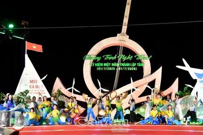 Sôi nổi Chương trình nghệ thuật kỷ niệm 1 năm thành lập tỉnh tại Quảng trường Hùng Vương