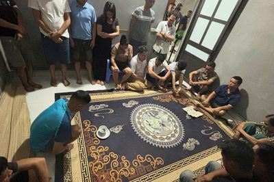 Công an đột kích 'boongke' ở nhà Diệp Thị Sáu SN 1983, tạm giữ 21 đối tượng