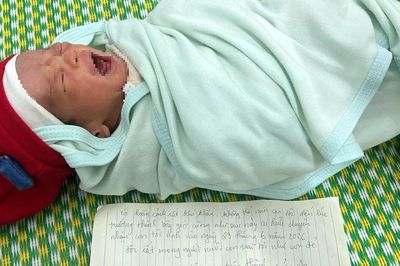Phát hiện bé trai sơ sinh bị bỏ rơi với lời nhắn 'hãy nuôi con tôi như con đẻ'