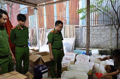 Triệt phá đường dây sản xuất gần 30.000 sản phẩm sữa tắm, dầu gội giả