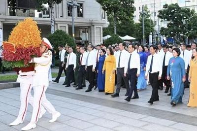 Đoàn đại biểu TPHCM dâng hoa tưởng nhớ Chủ tịch Hồ Chí Minh nhân dịp 50 năm Thành phố mang tên Bác