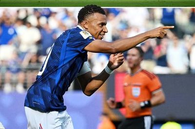 Lập cú đúp trong trận đấu với Thụy Điển, Mbappe xô đổ thêm kỷ lục World Cup