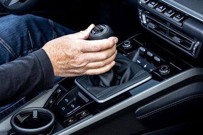 Lái xe số sàn có thể kích thích não bộ, giúp làm chậm lão hóa