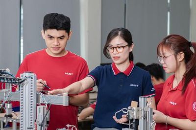 Chuyển từ tư duy 'ứng dụng công nghệ' sang 'giải bài toán phát triển bằng công nghệ'