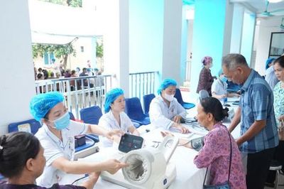 Xã Mê Linh tổ chức khám sức khỏe định kỳ và sàng lọc miễn phí cho người dân
