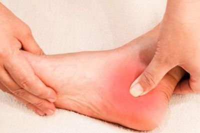 Đừng chủ quan nếu bàn chân bỗng khó nhấc lên: Đây có thể là dấu hiệu muộn của hẹp ống sống thắt lưng