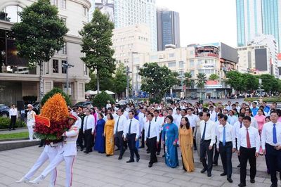 Lãnh đạo TPHCM dâng hoa tưởng nhớ Chủ tịch Hồ Chí Minh
