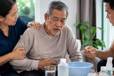 3 dấu hiệu phân biệt lú lẫn do mất nước với sa sút trí tuệ
